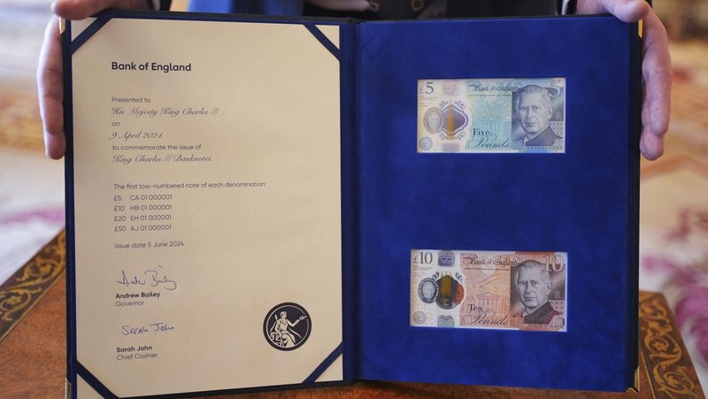 Uang kertas baru Inggris yang meampilkan wajah Raja Charles (Yui Mok/Pool via AP)