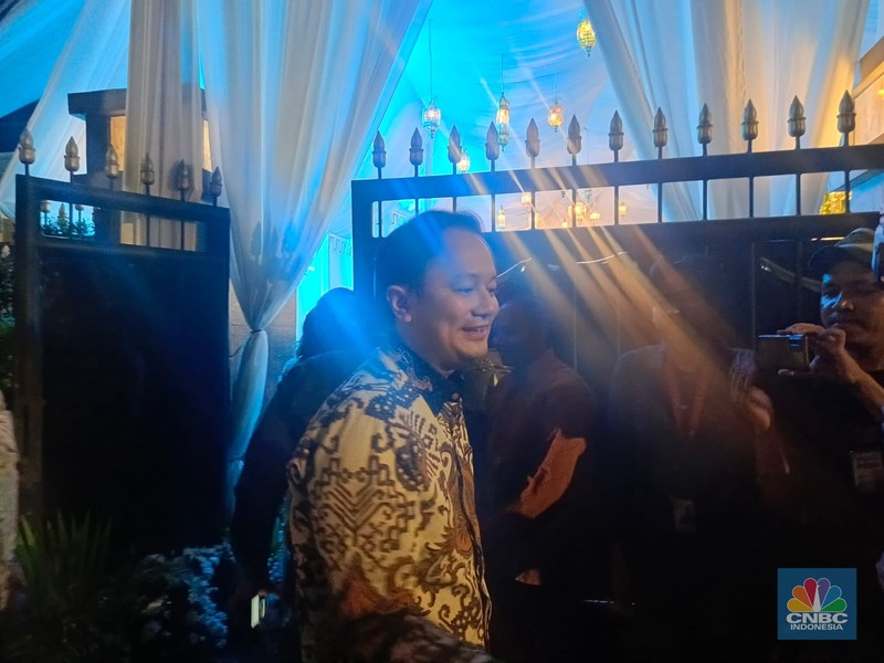 Prabowo Subianto saat menghadiri acara 'Open House' Lebaran di kediamannya yang berlokasi di kompleks Widya Chandra, Jakarta Selatan, Kamis (11/4/2024). (CNBC Indonesia/Rosseno Aji)