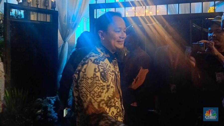 Prabowo Subianto saat menghadiri acara 'Open House' Lebaran di kediamannya yang berlokasi di kompleks Widya Chandra, Jakarta Selatan, Kamis (11/4/2024). (CNBC Indonesia/Rosseno Aji)