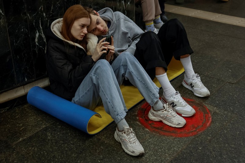 Warga berlindung di dalam stasiun metro bersama putrinya Varvara selama serangan rudal Rusia, di tengah serangan Rusia ke Ukraina, di Kyiv, Ukraina, Kamis (11/4/2024). (REUTERS/Alina Smutko)
