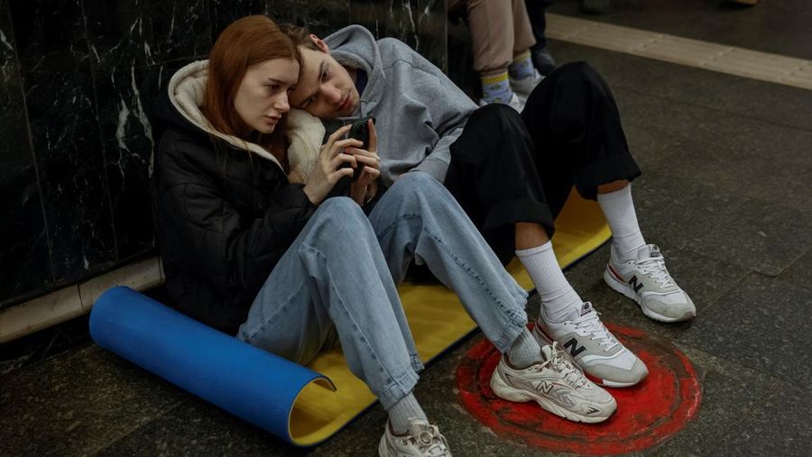 Warga berlindung di dalam stasiun metro bersama putrinya Varvara selama serangan rudal Rusia, di tengah serangan Rusia ke Ukraina, di Kyiv, Ukraina, Kamis (11/4/2024). (REUTERS/Alina Smutko)