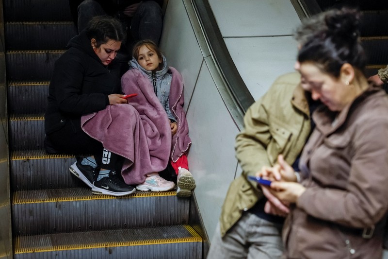 Warga berlindung di dalam stasiun metro bersama putrinya Varvara selama serangan rudal Rusia, di tengah serangan Rusia ke Ukraina, di Kyiv, Ukraina, Kamis (11/4/2024). (REUTERS/Alina Smutko)