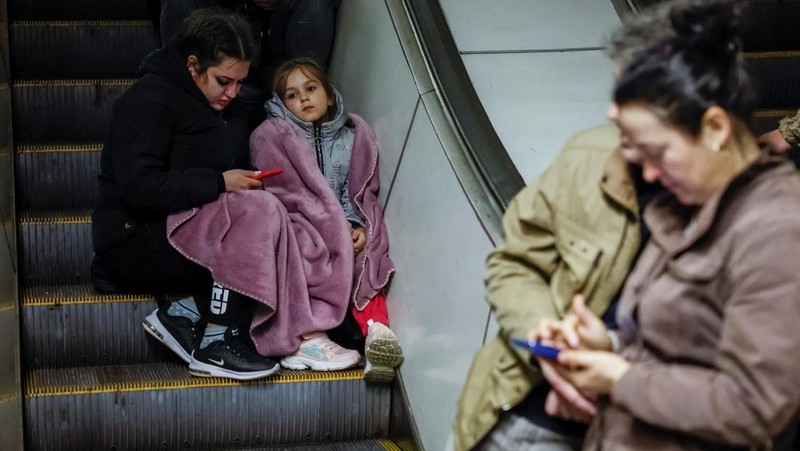 Warga berlindung di dalam stasiun metro bersama putrinya Varvara selama serangan rudal Rusia, di tengah serangan Rusia ke Ukraina, di Kyiv, Ukraina, Kamis (11/4/2024). (REUTERS/Alina Smutko)