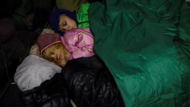 Warga berlindung di dalam stasiun metro bersama putrinya Varvara selama serangan rudal Rusia, di tengah serangan Rusia ke Ukraina, di Kyiv, Ukraina, Kamis (11/4/2024). (REUTERS/Alina Smutko)
