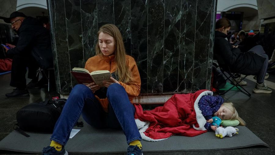 Warga berlindung di dalam stasiun metro bersama putrinya Varvara selama serangan rudal Rusia, di tengah serangan Rusia ke Ukraina, di Kyiv, Ukraina, Kamis (11/4/2024). (REUTERS/Alina Smutko)