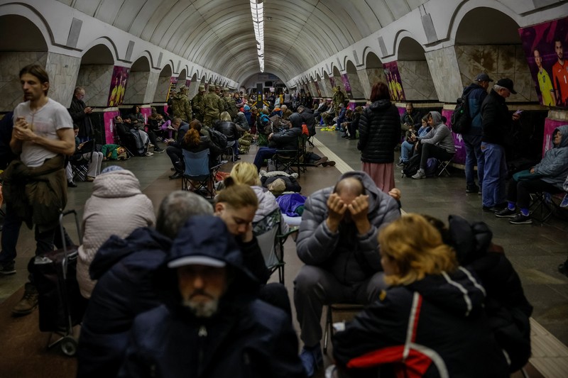 Warga berlindung di dalam stasiun metro bersama putrinya Varvara selama serangan rudal Rusia, di tengah serangan Rusia ke Ukraina, di Kyiv, Ukraina, Kamis (11/4/2024). (REUTERS/Alina Smutko)