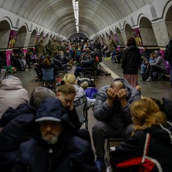 Dibombardir, Potret Warga Ukraina Mengungsi di Stasiun Bawah Tanah