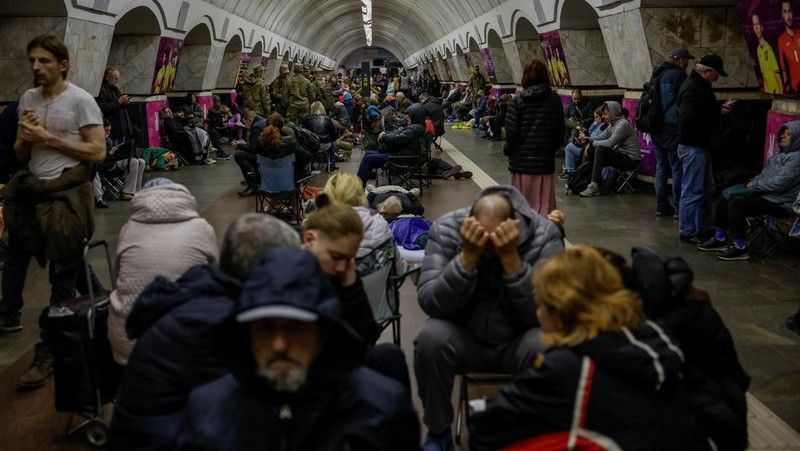 Warga berlindung di dalam stasiun metro bersama putrinya Varvara selama serangan rudal Rusia, di tengah serangan Rusia ke Ukraina, di Kyiv, Ukraina, Kamis (11/4/2024). (REUTERS/Alina Smutko)