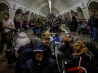 Dibombardir, Potret Warga Ukraina Mengungsi di Stasiun Bawah Tanah