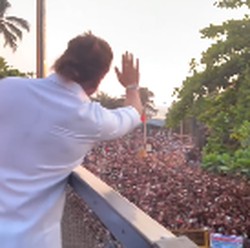 Fans Menyemut Sambut Salam Lebaran di Depan Rumah Shah Rukh Khan