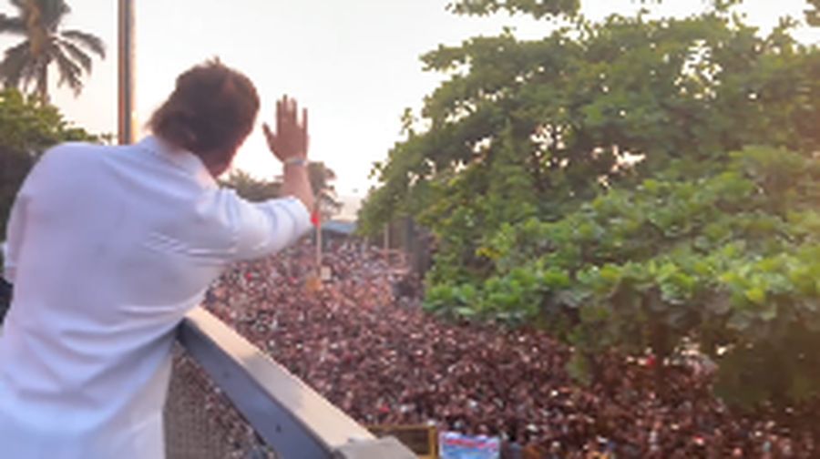Warga memadati kediaman Shak Rukh Khan. (Instagram/imsrk)
