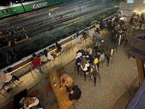 Nongkrong dengan Pemandangan Kereta Api di Kafe Lima Sebelas Malang