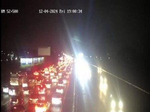 Tol Cikampek Arah Jakarta Macet Jelang Rest Area Malam Ini