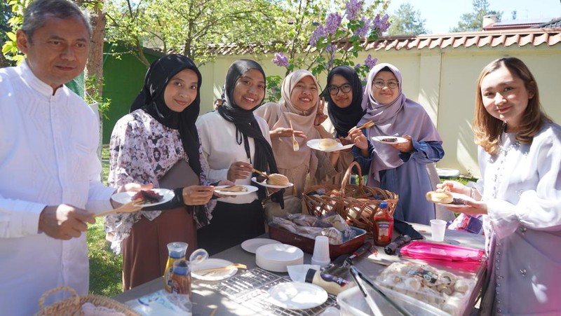 Masyarakat Indonesia di Rumania Gelar Shalat dan Halal Bihalal Serta Hidangan Opor Ayam Dalam Merayakan Idul Fitri 1445 H. (Dok. Kedubes Rumania)