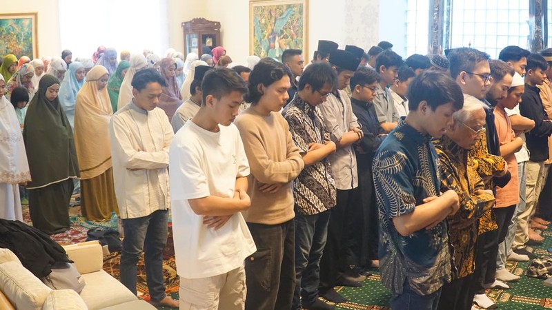 Masyarakat Indonesia di Rumania Gelar Shalat dan Halal Bihalal Serta Hidangan Opor Ayam Dalam Merayakan Idul Fitri 1445 H. (Dok. Kedubes Rumania)