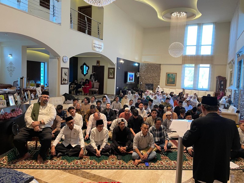 Masyarakat Indonesia di Rumania Gelar Shalat dan Halal Bihalal Serta Hidangan Opor Ayam Dalam Merayakan Idul Fitri 1445 H. Masyarakat Indonesia di Rumania Gelar Shalat dan Halal Bihalal Serta Hidangan Opor Ayam Dalam Merayakan Idul Fitri 1445 H. (Dok. Kedubes Rumania)