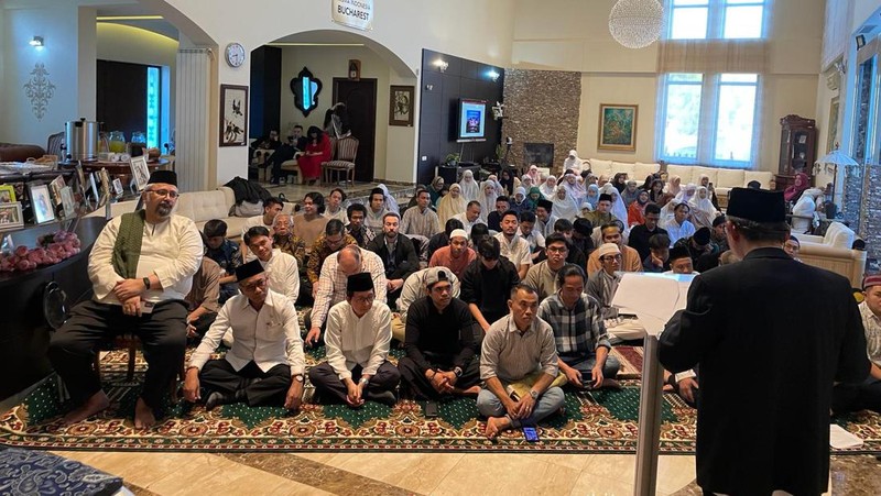 Masyarakat Indonesia di Rumania Gelar Shalat dan Halal Bihalal Serta Hidangan Opor Ayam Dalam Merayakan Idul Fitri 1445 H. (Dok. Kedubes Rumania)