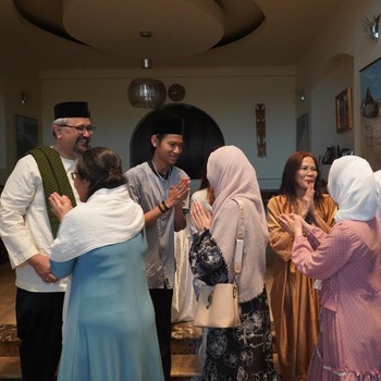 Potret Lebaran Warga RI di Rumania, Halal Bihalal-Makan Opor Ayam