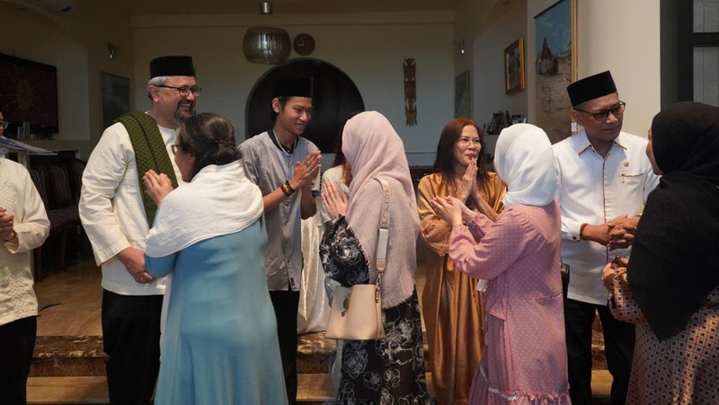 Masyarakat Indonesia di Rumania Gelar Shalat dan Halal Bihalal Serta Hidangan Opor Ayam Dalam Merayakan Idul Fitri 1445 H. (Dok. Kedubes Rumania)