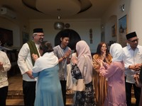Potret Lebaran Warga RI di Rumania, Halal Bihalal-Makan Opor Ayam