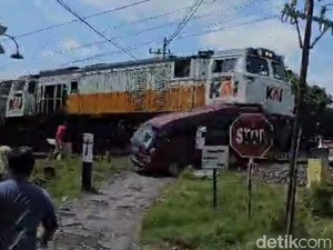 Detik-detik Mobil Tertabrak Kereta di Madiun, Penumpang Sudah Keluar Duluan