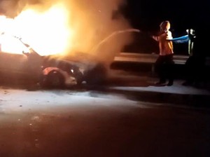 Mobil Pemudik Asal Gresik Terbakar di Tol Jomo Gegara Korsleting Listrik
