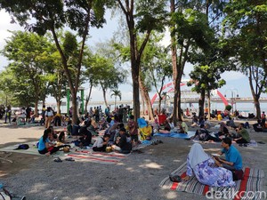 Warga Ramai-ramai Berwisata di Pantai Kenjeran, Gelar Tikar hingga Makan