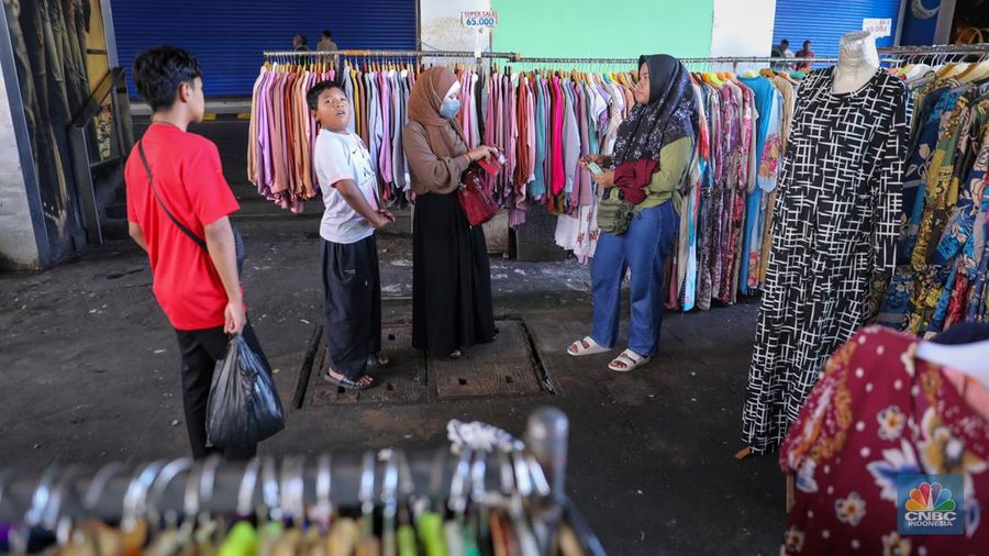 Pengendara sepeda motor melintas di depan Blok A Pasar Tanah Abang yang tutup di Jakarta, Jumat (12/4/2024). (CNBC Indonesia/Faisal Rahman)