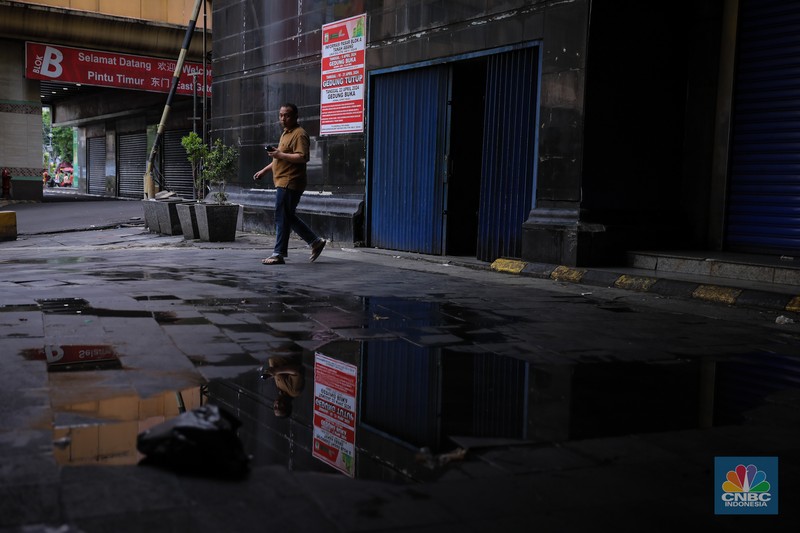 Pengendara sepeda motor melintas di depan Blok A Pasar Tanah Abang yang tutup di Jakarta, Jumat (12/4/2024). (CNBC Indonesia/Faisal Rahman)