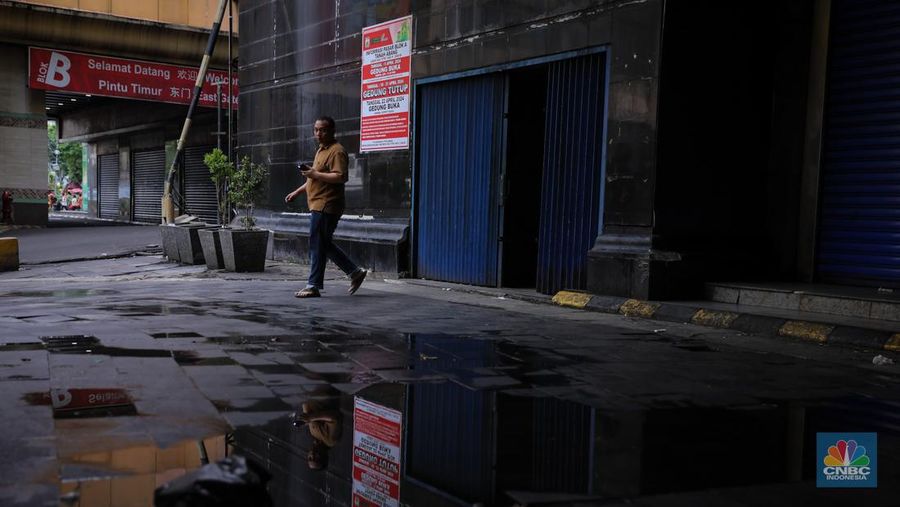 Pengendara sepeda motor melintas di depan Blok A Pasar Tanah Abang yang tutup di Jakarta, Jumat (12/4/2024). (CNBC Indonesia/Faisal Rahman)