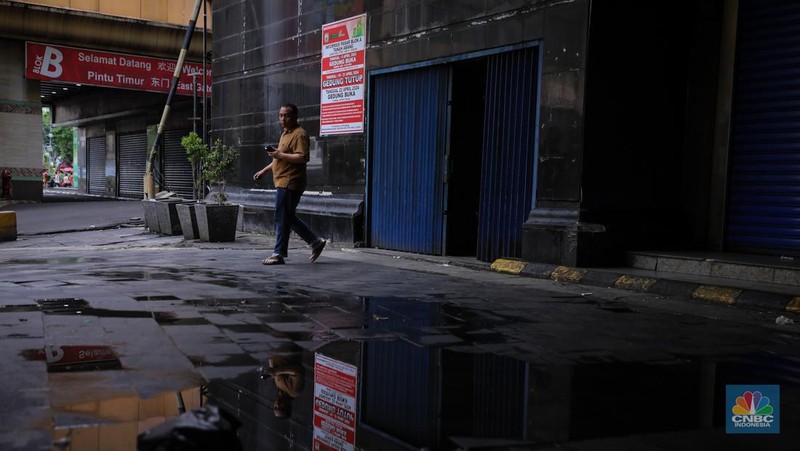 Pengendara sepeda motor melintas di depan Blok A Pasar Tanah Abang yang tutup di Jakarta, Jumat (12/4/2024). (CNBC Indonesia/Faisal Rahman)