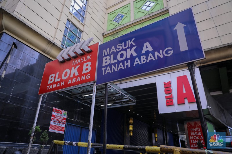 Pengendara sepeda motor melintas di depan Blok A Pasar Tanah Abang yang tutup di Jakarta, Jumat (12/4/2024). (CNBC Indonesia/Faisal Rahman)