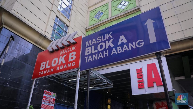 Pengendara sepeda motor melintas di depan Blok A Pasar Tanah Abang yang tutup di Jakarta, Jumat (12/4/2024). (CNBC Indonesia/Faisal Rahman)