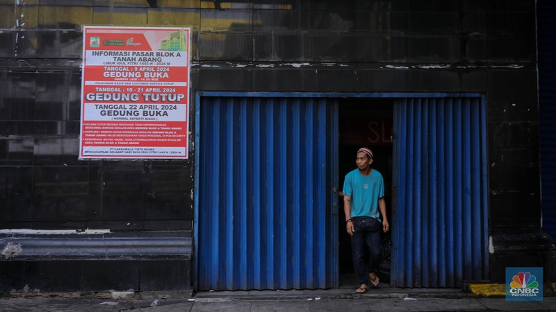 Pengendara sepeda motor melintas di depan Blok A Pasar Tanah Abang yang tutup di Jakarta, Jumat (12/4/2024). (CNBC Indonesia/Faisal Rahman)