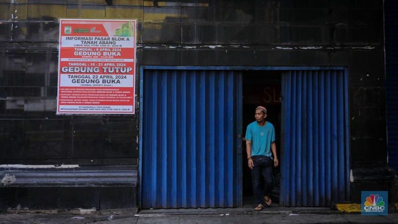 Pengendara sepeda motor melintas di depan Blok A Pasar Tanah Abang yang tutup di Jakarta, Jumat (12/4/2024). (CNBC Indonesia/Faisal Rahman)