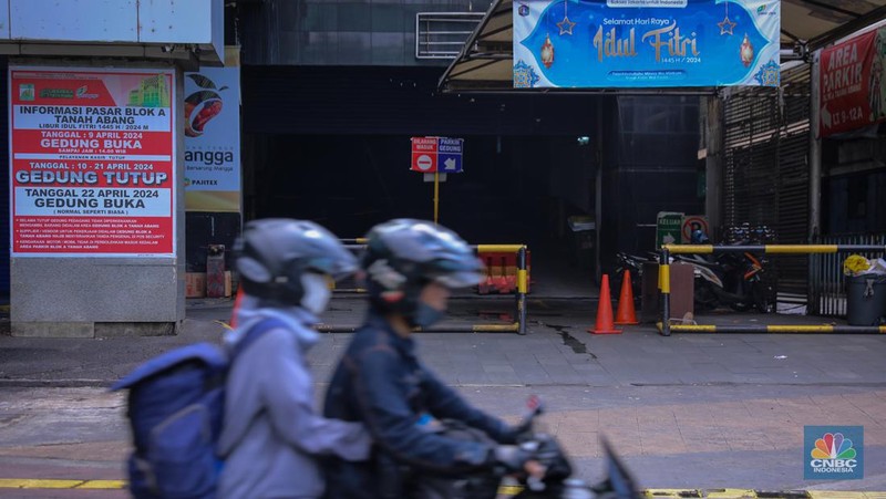 Pengendara sepeda motor melintas di depan Blok A Pasar Tanah Abang yang tutup di Jakarta, Jumat (12/4/2024). (CNBC Indonesia/Faisal Rahman)