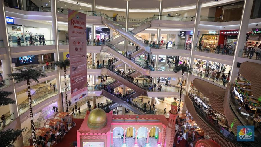Pengunjung saat berbelanja di Pusat Perbelajan Kota Kasablanka, Jakarta, Jumat (12/4/2024). (CNBC Indonesia/Faisal Rahman)