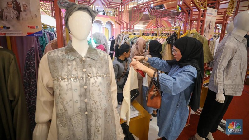 Pengunjung saat berbelanja di Pusat Perbelajan Kota Kasablanka, Jakarta, Jumat (12/4/2024). (CNBC Indonesia/Faisal Rahman)