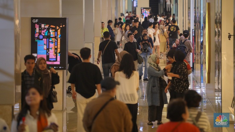 Pengunjung saat berbelanja di Pusat Perbelajan Kota Kasablanka, Jakarta, Jumat (12/4/2024). (CNBC Indonesia/Faisal Rahman)