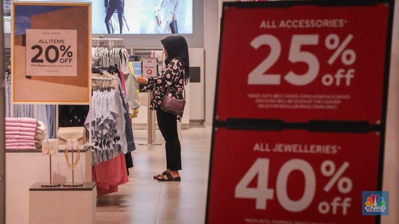 Pengunjung saat berbelanja di Pusat Perbelajan Kota Kasablanka, Jakarta, Jumat (12/4/2024). (CNBC Indonesia/Faisal Rahman)