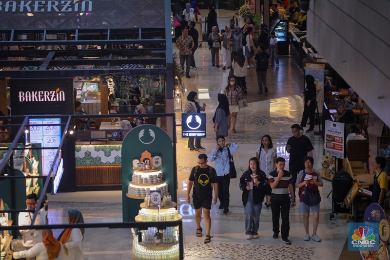 Pengunjung saat berbelanja di Pusat Perbelajan Kota Kasablanka, Jakarta, Jumat (12/4/2024). (CNBC Indonesia/Faisal Rahman) Pengunjung saat berbelanja di Pusat Perbelajan Kota Kasablanka, Jakarta, Jumat (12/4/2024). (CNBC Indonesia/Faisal Rahman)