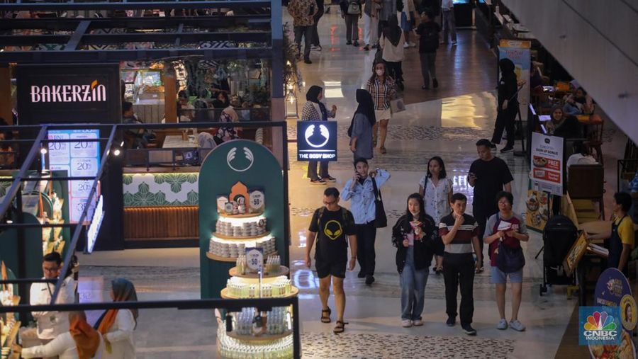 Pengunjung saat berbelanja di Pusat Perbelajan Kota Kasablanka, Jakarta, Jumat (12/4/2024). (CNBC Indonesia/Faisal Rahman)