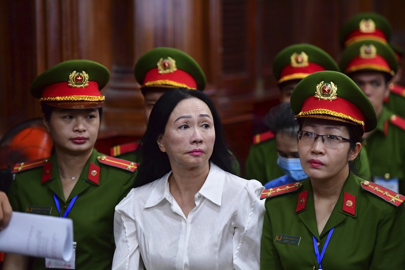 Taipan properti Vietnam Truong My Lan tiba di pengadilan di kota Ho Chi Minh pada 5 Maret 2024. Seorang taipan properti terkemuka Vietnam diadili pada 5 Maret 2024 bersama puluhan orang lainnya, dengan tuduhan menggelapkan $12,5 miliar di perusahaan terbesar yang pernah ada di negara itu kasus penipuan. Taipan properti Vietnam Truong My Lan tiba di pengadilan di kota Ho Chi Minh pada 5 Maret 2024. Seorang taipan properti terkemuka Vietnam diadili pada 5 Maret 2024 bersama puluhan orang lainnya, dengan tuduhan menggelapkan $12,5 miliar di perusahaan terbesar yang pernah ada di negara itu kasus penipuan. (Photo by -STR / AFP)