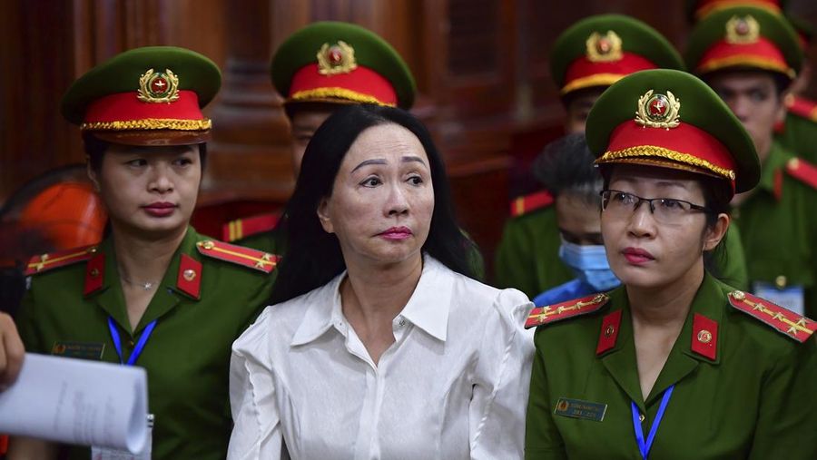 Pengusaha wanita Truong My Lan menghadiri persidangan di Kota Ho Chi Minh, Vietnam pada Kamis, 11 April 2024. Taipan real estat itu mungkin menghadapi hukuman mati jika terbukti bersalah atas tuduhan bahwa dia menyedot sejumlah $12,5 miliar, hampir 3 persen dari PDB Vietnam tahun 2022, dalam kasus penipuan keuangan terbesarnya.(Thanh Tung/VnExpress via AP)