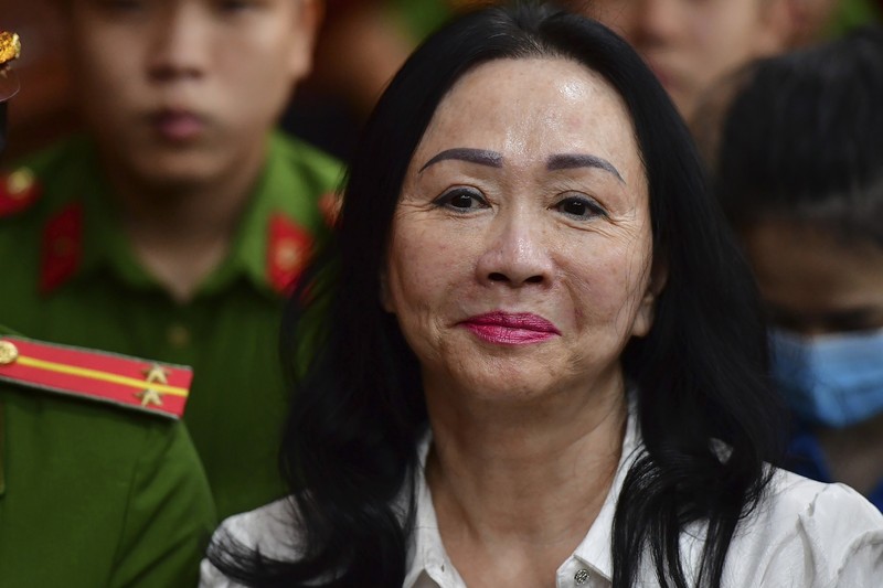 Taipan properti Vietnam Truong My Lan tiba di pengadilan di kota Ho Chi Minh pada 5 Maret 2024. Seorang taipan properti terkemuka Vietnam diadili pada 5 Maret 2024 bersama puluhan orang lainnya, dengan tuduhan menggelapkan $12,5 miliar di perusahaan terbesar yang pernah ada di negara itu kasus penipuan. (Photo by -STR / AFP)