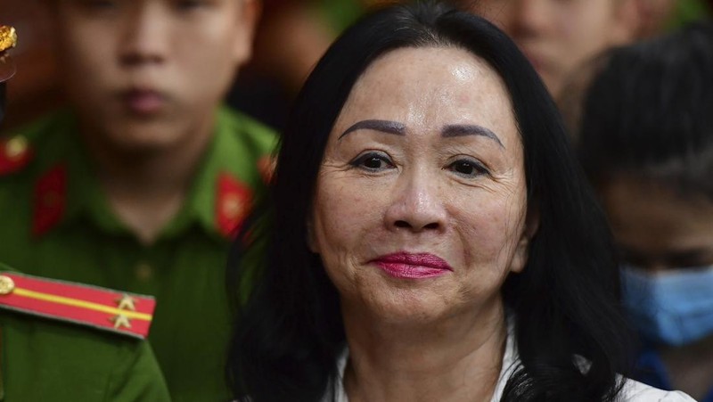 Taipan properti Vietnam Truong My Lan tiba di pengadilan di kota Ho Chi Minh pada 5 Maret 2024. Seorang taipan properti terkemuka Vietnam diadili pada 5 Maret 2024 bersama puluhan orang lainnya, dengan tuduhan menggelapkan $12,5 miliar di perusahaan terbesar yang pernah ada di negara itu kasus penipuan. (Photo by -STR / AFP)