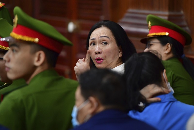Taipan properti Vietnam Truong My Lan tiba di pengadilan di kota Ho Chi Minh pada 5 Maret 2024. Seorang taipan properti terkemuka Vietnam diadili pada 5 Maret 2024 bersama puluhan orang lainnya, dengan tuduhan menggelapkan $12,5 miliar di perusahaan terbesar yang pernah ada di negara itu kasus penipuan. (Photo by -STR / AFP)