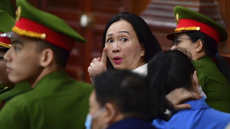 Taipan properti Vietnam Truong My Lan tiba di pengadilan di kota Ho Chi Minh pada 5 Maret 2024. Seorang taipan properti terkemuka Vietnam diadili pada 5 Maret 2024 bersama puluhan orang lainnya, dengan tuduhan menggelapkan $12,5 miliar di perusahaan terbesar yang pernah ada di negara itu kasus penipuan. (Photo by -STR / AFP)