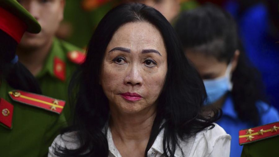 Pengusaha wanita Truong My Lan menghadiri persidangan di Kota Ho Chi Minh, Vietnam pada Kamis, 11 April 2024. Taipan real estat itu mungkin menghadapi hukuman mati jika terbukti bersalah atas tuduhan bahwa dia menyedot sejumlah $12,5 miliar, hampir 3 persen dari PDB Vietnam tahun 2022, dalam kasus penipuan keuangan terbesarnya.(Thanh Tung/VnExpress via AP)
