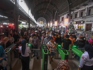 Stasiun Integrasi KRL Dipadati Penumpang Jelang Berakhirnya Libur Lebaran